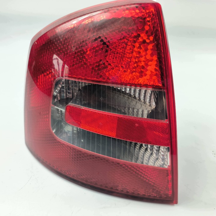 Feux phare Gauche Arrière 1Z5945095A SKODA OCTAVIA II HB LIFT