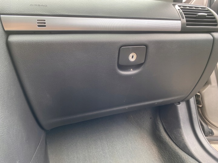 passenger compartment of the passenger Peugeot 407 SW 04-10