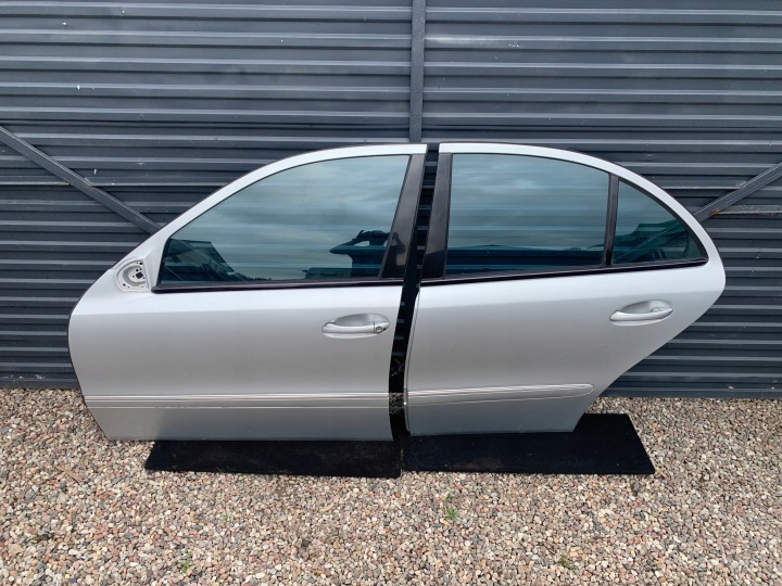 ORGINAL MERCEDES W211 ajtó bal bal far hátsó 775 C775 SEDAN
