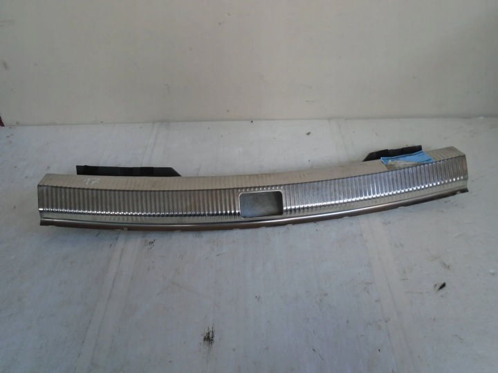 kryt stěny kufru chrom 8K9864483A Audi A4 09