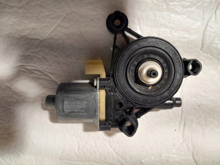AUDI A4 B9 motorček zdvíhania Okná 8W0959811