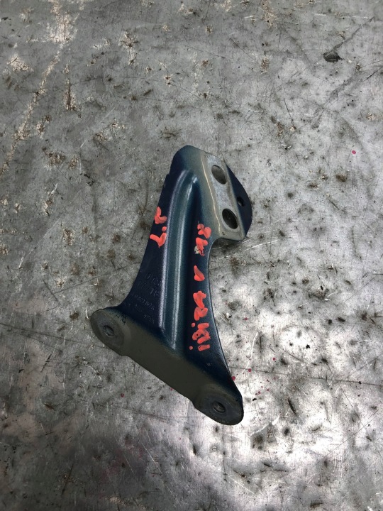Stütze Halter des Kotflügels links vorne SEAT IBIZA V 6F0821167A