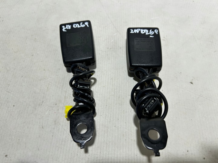 MERCEDES CLS W218 ZAPINKA öv, szíj links rechts vorne A2188600269