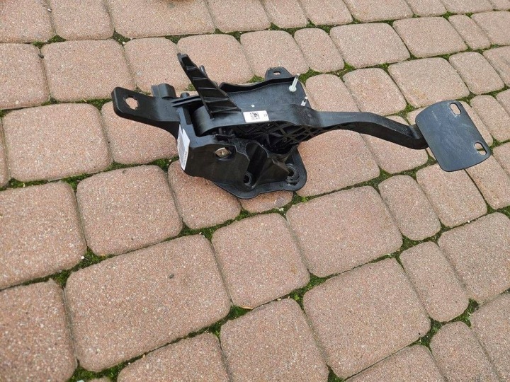pedala kvačila z uchwytem serva mocowaniem Opel Mokka B 9824305280