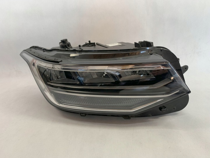 Reflektor desni Volkswagen VW Tiguan 2 II FL 21r Lift 5NB941036G 04.25