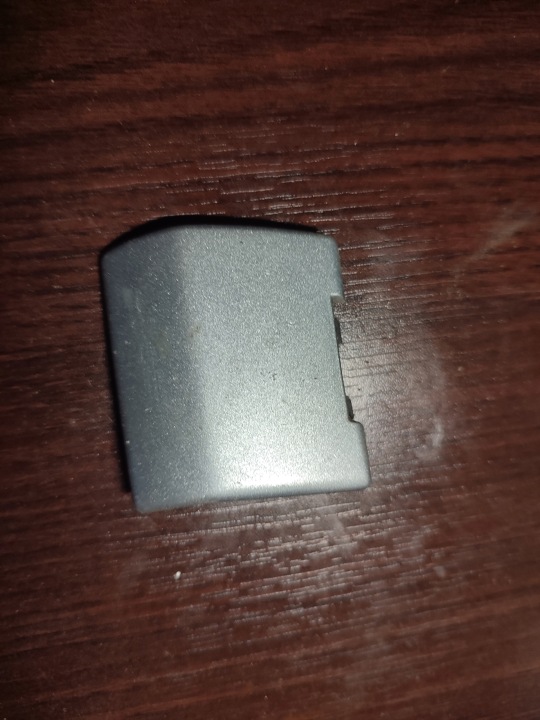 VOLVO V50 VERSCHLUSSSTOPFEN / BLENDE ABDECKUNG HAKA HOLOWNICZEGO VORNE 3065587