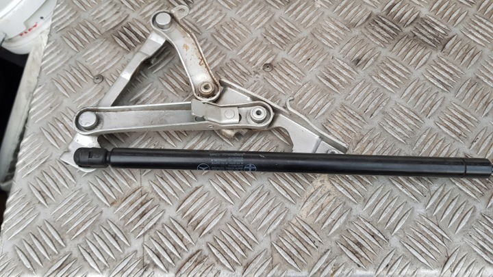MERCEDES W220 Scharnier Dämpfer der Kühlergrill 744 rechts