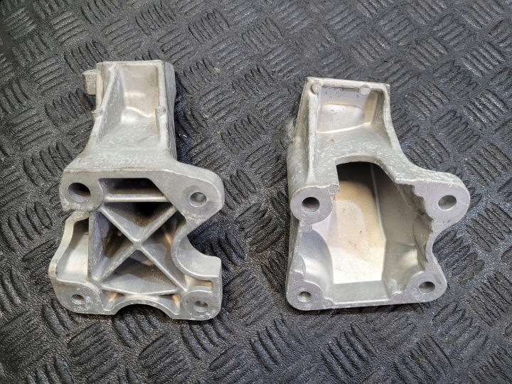 holder holder of the engine right 2.0 T P400e RANGE ROVER SPORT II L494 LIFT