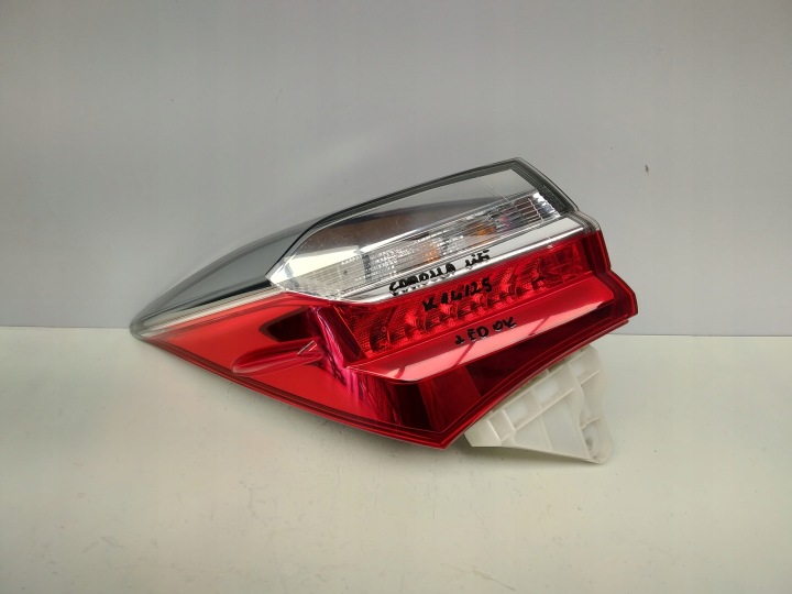 16r- Toyota Corolla E16 lift Berline Feux phare Arrière Gauche LED 81560-02A80