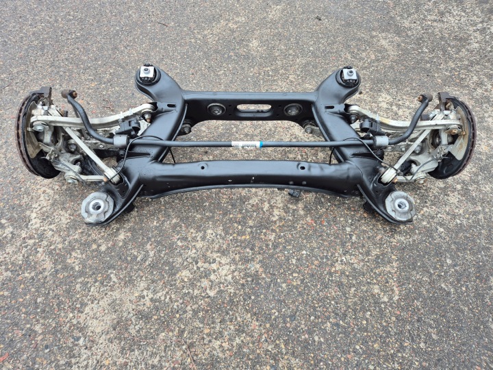Essieu Pont essieu de la suspension Moyeu support broche Arrière Sous PNEUMATYKE MERCEDES W205 BDB!!