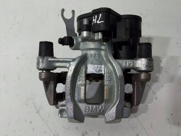 BMW 1 F40 F39 F45 F48 F54 F55 PINZA FRENO posteriore sinistra 154367902 (B273)