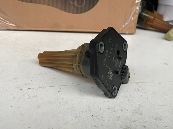 sensor of the level oil SKODA KAROQ 04C907660A @M