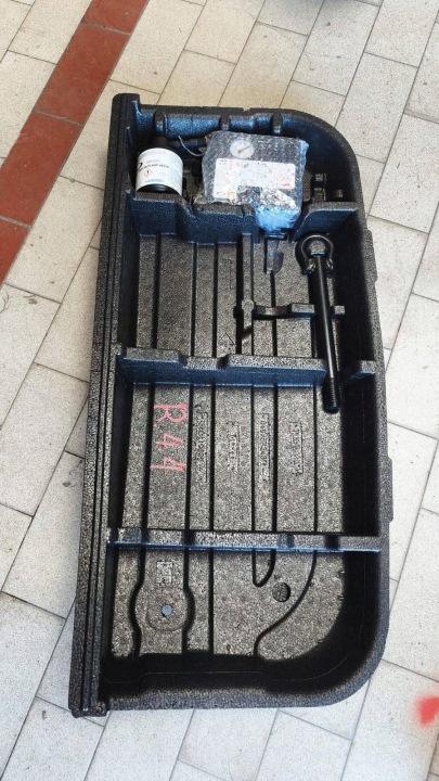 Wklad ruote Della ruota di scorta ASSORBITORE Pompa klej Renault 4 849756243R