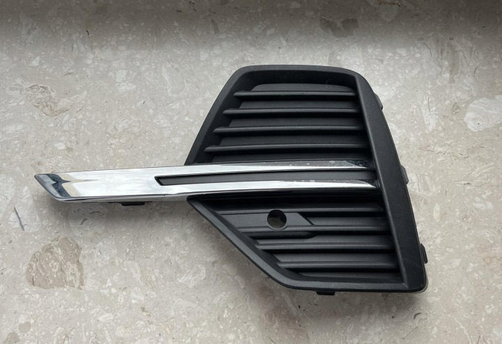 VOLVO XC60 2 II LIFT 21- Lüftungsgitter Verschlußstopfen der Stoßstange vorne links 32234948