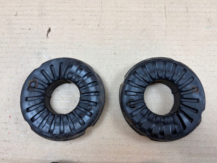 2011 Suzuki Kizashi Rubber spring back 4132057L00 10
