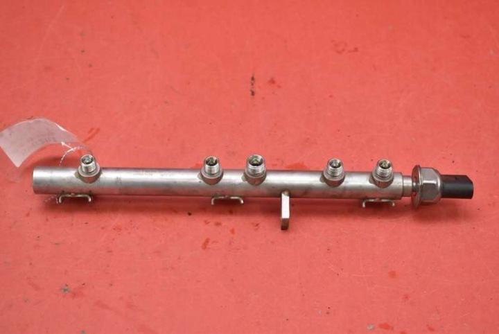 Rampe injection 7562474 BMW E90 E91 2.0i 143 KM 04-10