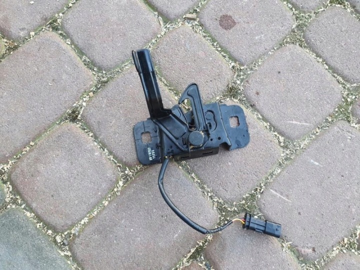 Serrure capot z avec capteur Opel Astra K V 39118537