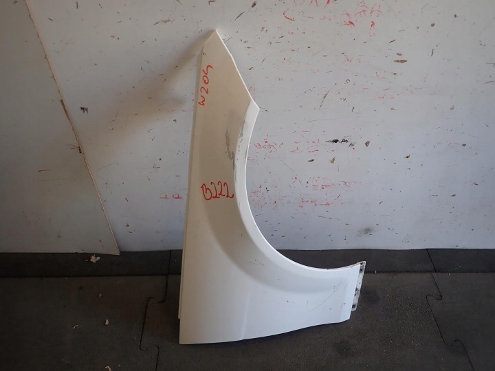 fender front right MERCEDES C-KLASA W204 07-14