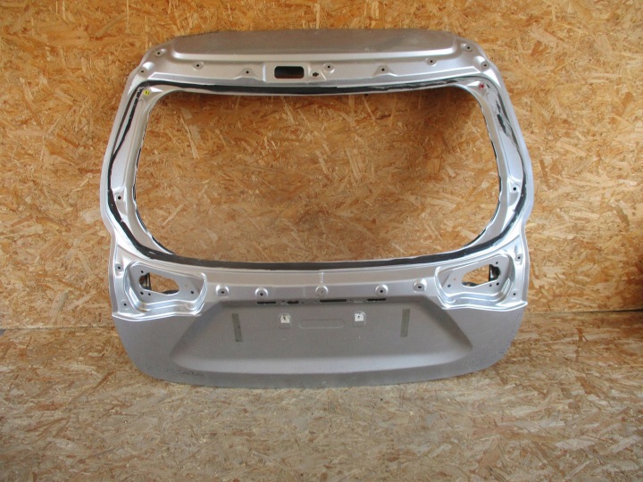 kapota záď zadní TOYOTA YARIS CROSS