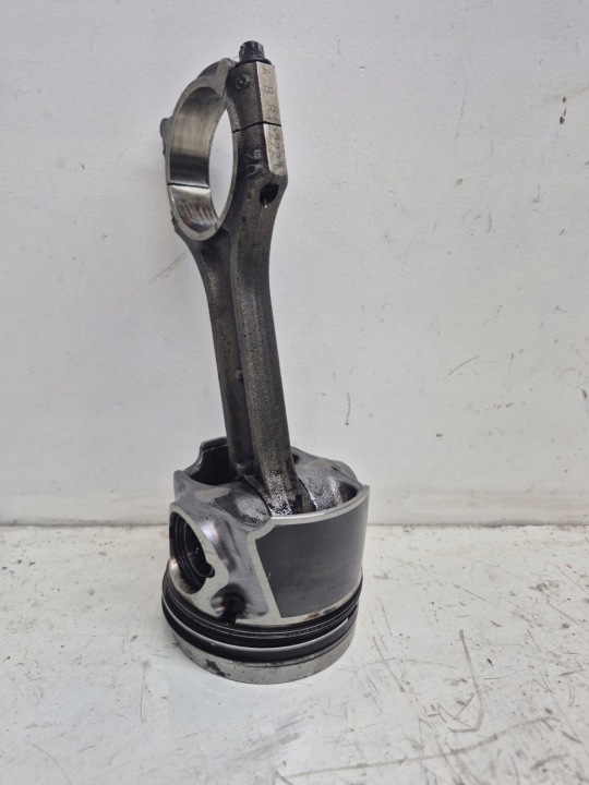 HYUNDAI I30 II KIA CEED II 1,6 CRDI piston with connecting rod D4FB 2012