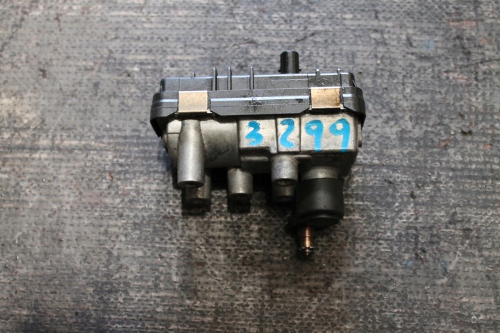 3299. regler turbo AUDI 823699-0012