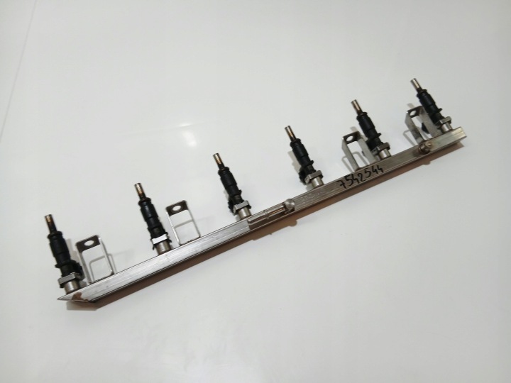 Kraftstoffverteiler Einspritzleiste Einspritzdüse BMW E60 E61 7542544