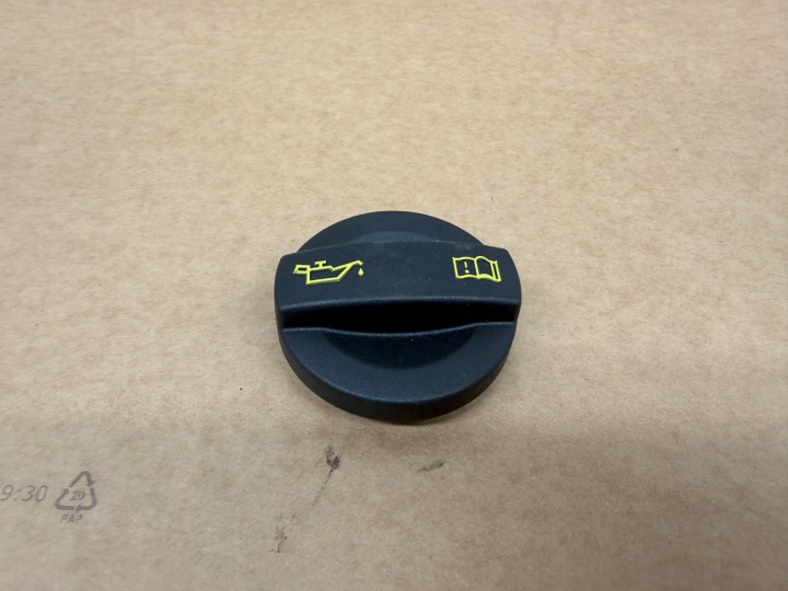 VW Audi Seat cup tanks oil 04E103485B