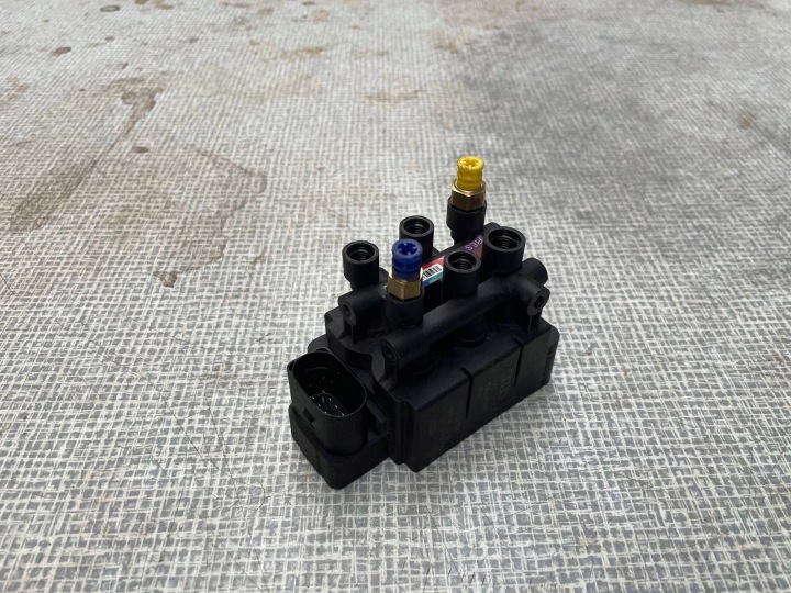 BLOK ZAWOROWY rugózás PNEUMATYCZNEGO AUDI Q5 SQ5 FY 80A616013 @M