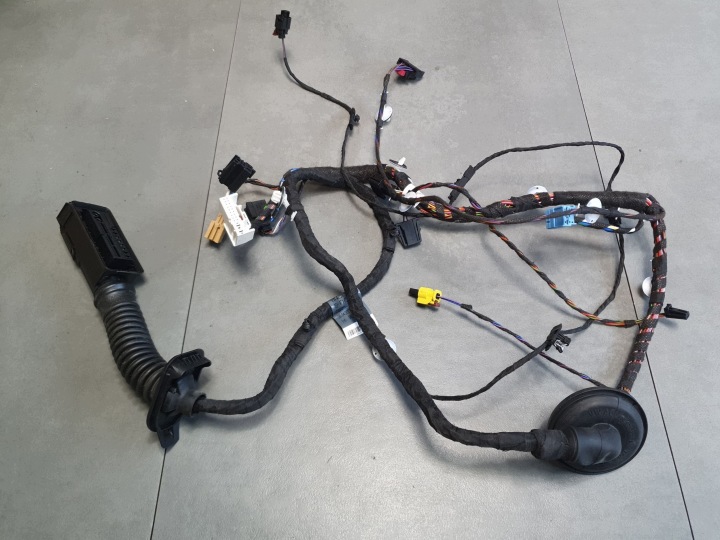 Audi SQ6 e-tron zväzok dvere predných pravý predok 85H971030AH