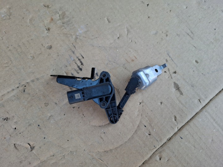 OPEL Grandland II 2024+ Sensor poziomowania lichte vorne rechts 9843515580