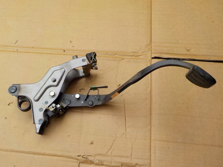 pedal freno toyota auris e 2009r