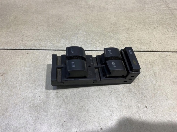 PANEL okna levý předek AUDI A3 8L 4B0959851