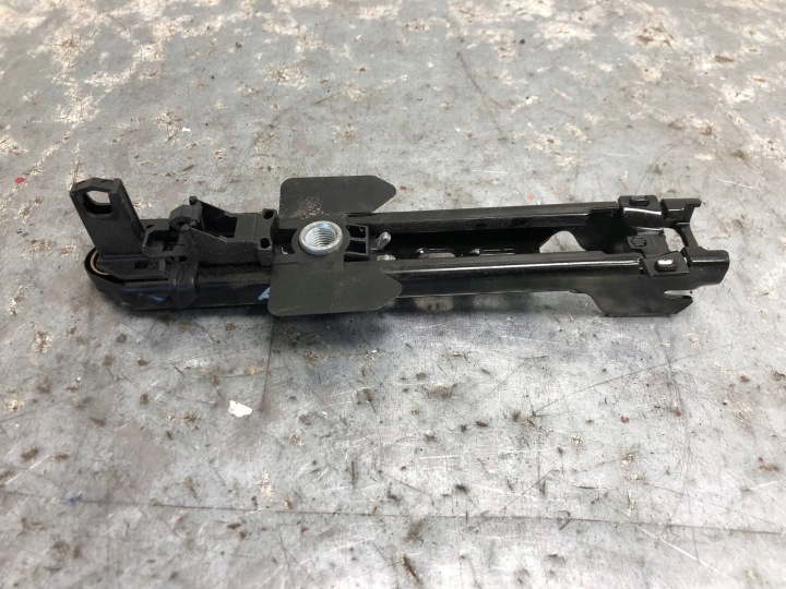 REGULACJA steny Bezpečnostný AUDI A4 B8 LIFT 8K0857833C