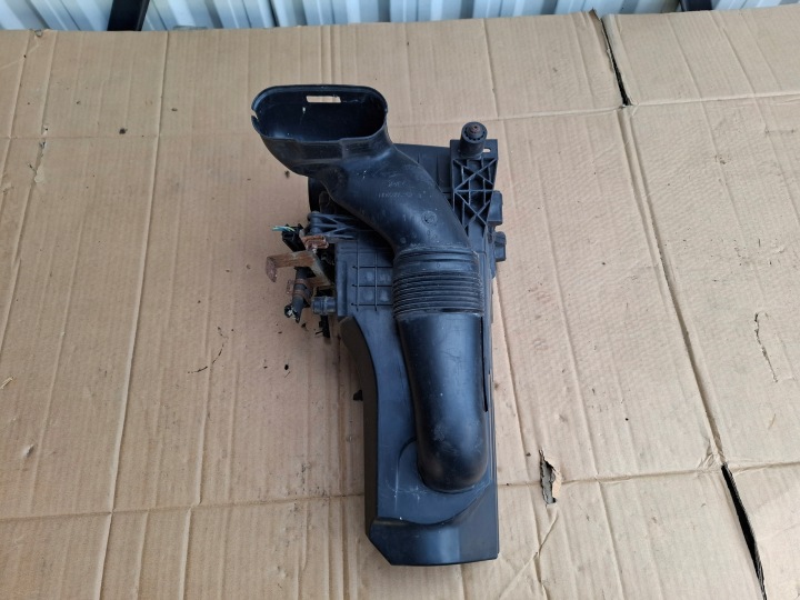 cover of a filter, air FORD FIESTA MK7 AV21-9600-AA 1.4 TDCI