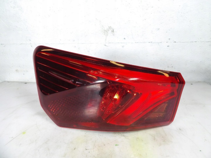 TOYOTA AVENSIS T27 LIFT sedan licht heck links L90068018
