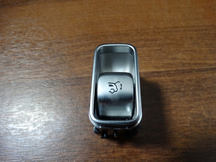 IDEALNY BOUTON POUR L’OUVERTURE DU CAPOT MERCEDES W167 1