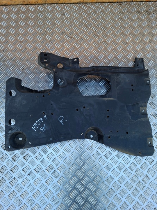 cover chassis right MAZDA III B45A561Z1