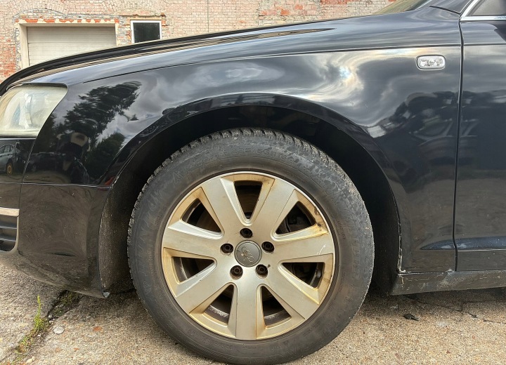 AUDI A6 C6 KOMBI blatník levý předek LY9B