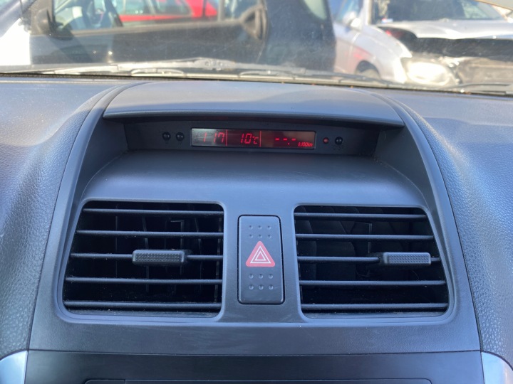 Fiat Sedici / SX4 06-11 Mriežka klímy vzduchový stredná Z WYSWIETLACZEM
