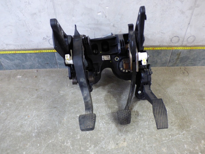 pedale komplet 39023892 13373776 EUROPA stBDB OPEL ASTRA K V