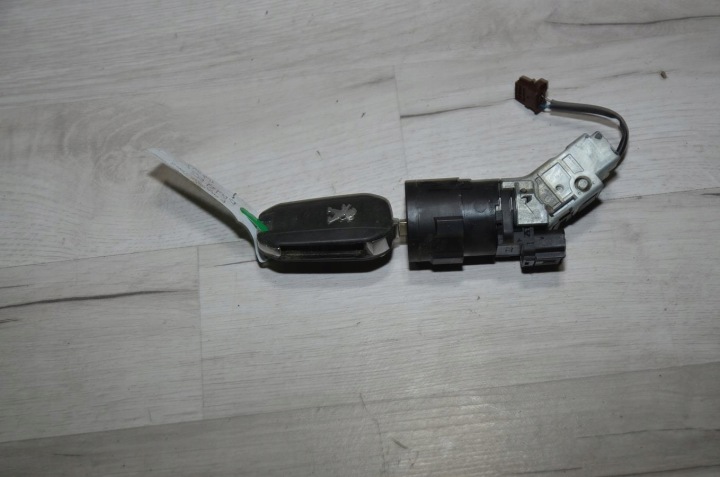 ignition + key Peugeot 2008 13r