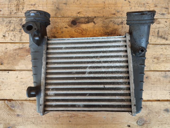 INTERCOOLER levegö AUDI A4 PASSAT B5 8D0145805D