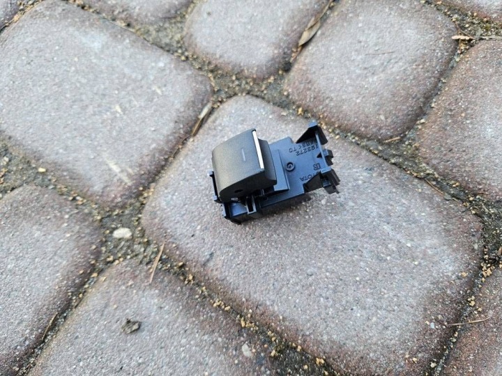 571-0K38 Bouton Contrôle Vitre Arrière tylnych Toyota Highlander XU70