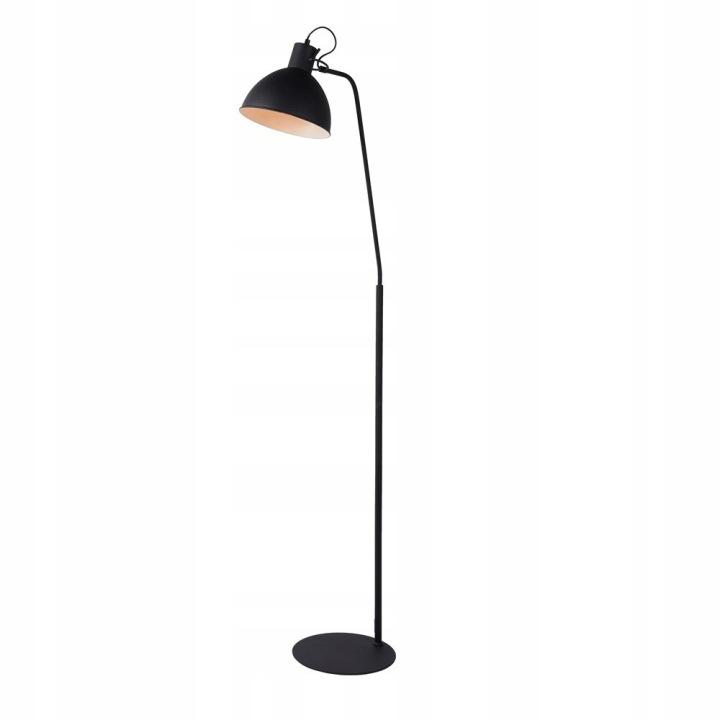 Černá podlahová lampa Shadi s industriálním leskem vedle křesla Lucide