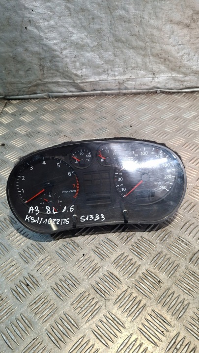 Instruments tachymètre compte tours AUDI A3 8L 1.6