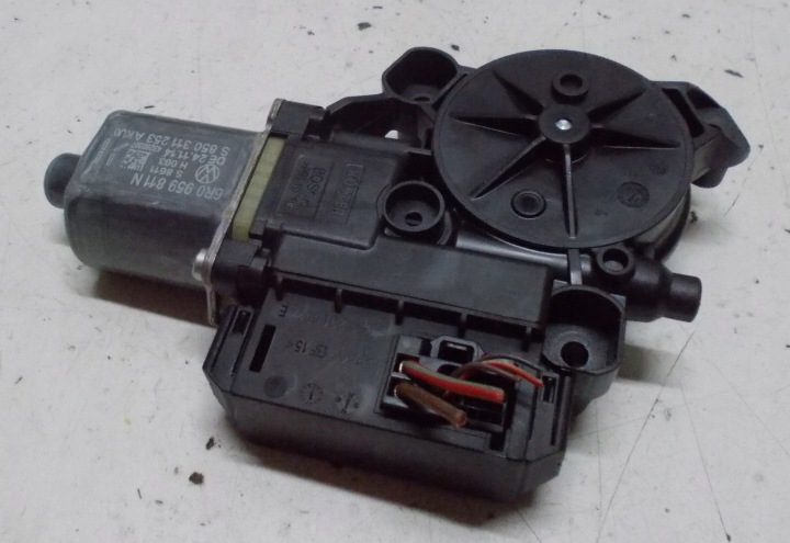 VW POLO 6R 1.2 TSI 14R mini motor lifting of the window left rear part 6R0959811N