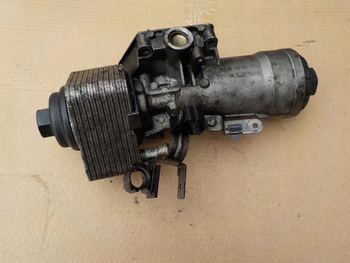 Radiatore / Raffreddatore SCATOLA Filtro olio audi a3 8P 2,0 tdi