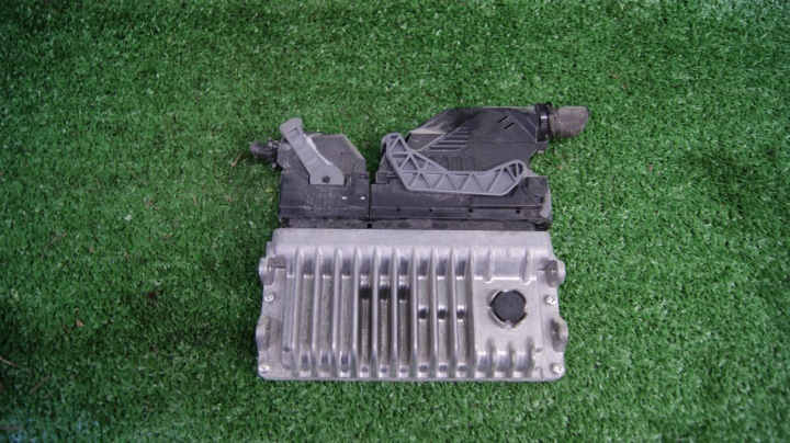 computer of the engine control unit TOYOTA YARIS 3 89661-0DT20 MB275600-2780