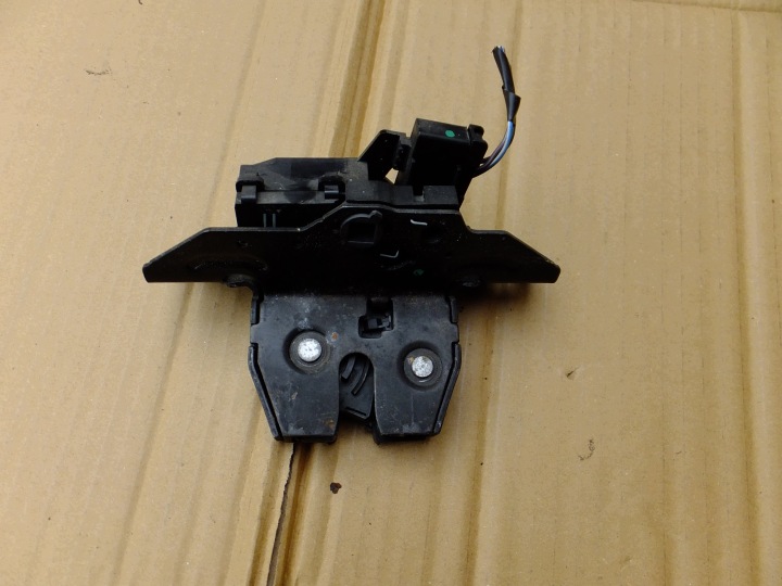 della serratura del cofano posteriore opel astra J IV HB 13500195
