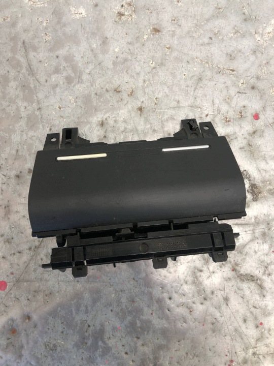 pepeljara pretinac suvozača AUDI A4 B7 8E0857951H